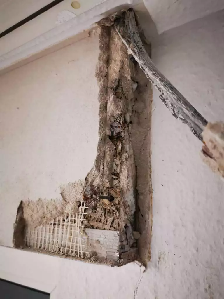 BAU.DE / BAU-Forum: 1. Bild zu Frage "Eingeputzten Rollladenkasten öffnen: Wie geht das ohne Beschädigung?" im BAU-Forum "Fenster und Außentüren" BAU.DE / BAU-Forum: 1. Bild zu Frage "Eingeputzten Rollladenkasten öffnen: Wie geht das ohne Beschädigung?" im BAU-Forum "Fenster und Außentüren"