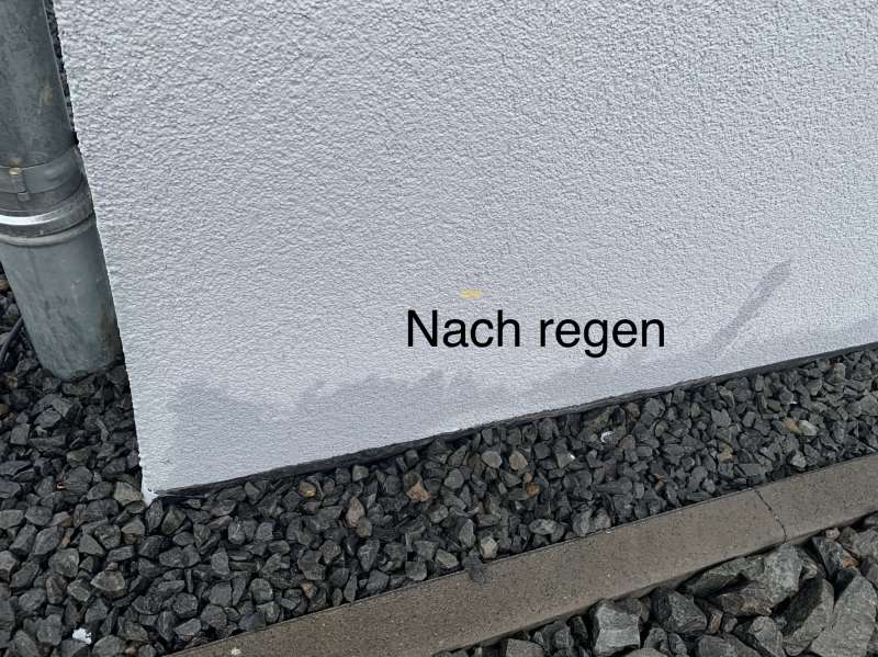 BAU.DE / BAU-Forum: 1. Bild zu Frage "Feuchtigkeit im Sockelbereich: Ursachen, Risiken & Lösungen für Fertighaus-Außenwand?" im BAU-Forum "Fertighaus" BAU.DE / BAU-Forum: 1. Bild zu Frage "Feuchtigkeit im Sockelbereich: Ursachen, Risiken & Lösungen für Fertighaus-Außenwand?" im BAU-Forum "Fertighaus"