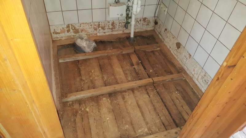 BAU.DE / BAU-Forum: 1. Bild zu Frage "Wasserschaden Fertighaus: Stützpfeiler auf Spannplatte – Ursachen, Sanierung & Schimmelgefahr?" im BAU-Forum "Fertighaus" BAU.DE / BAU-Forum: 1. Bild zu Frage "Wasserschaden Fertighaus: Stützpfeiler auf Spannplatte – Ursachen, Sanierung & Schimmelgefahr?" im BAU-Forum "Fertighaus"