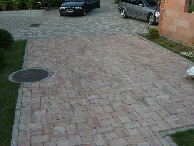 BAU.DE / BAU-Forum: 1. Bild zu Frage "Betonsteinpflaster reinigen mit Hochdruckreiniger: Risiken, Schäden & Alternativen?" im BAU-Forum "Rund um den Garten" BAU.DE / BAU-Forum: 1. Bild zu Frage "Betonsteinpflaster reinigen mit Hochdruckreiniger: Risiken, Schäden & Alternativen?" im BAU-Forum "Rund um den Garten"