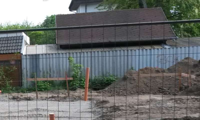 BAU.DE / BAU-Forum: 1. Bild zu Frage "Hässliche Nachbarwand: Sichtschutz verbessern – Ideen, Kosten & rechtliche Aspekte?" im BAU-Forum "Rund um den Garten" BAU.DE / BAU-Forum: 1. Bild zu Frage "Hässliche Nachbarwand: Sichtschutz verbessern – Ideen, Kosten & rechtliche Aspekte?" im BAU-Forum "Rund um den Garten"
