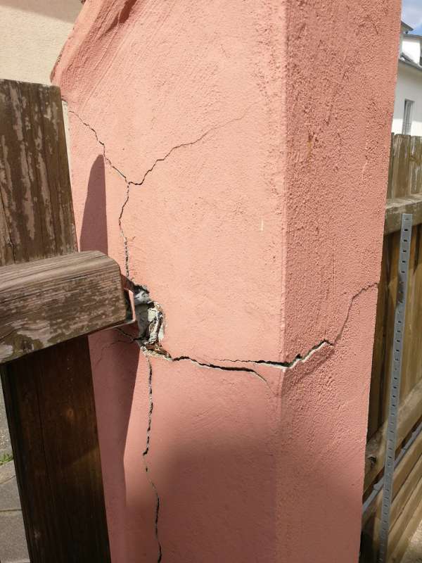 BAU.DE / BAU-Forum: 1. Bild zu Frage "Betonmauer Pfosten Risse: Ursachen, Reparatur & Kosten für Sanierung?" im BAU-Forum "Rund um den Garten" BAU.DE / BAU-Forum: 1. Bild zu Frage "Betonmauer Pfosten Risse: Ursachen, Reparatur & Kosten für Sanierung?" im BAU-Forum "Rund um den Garten"