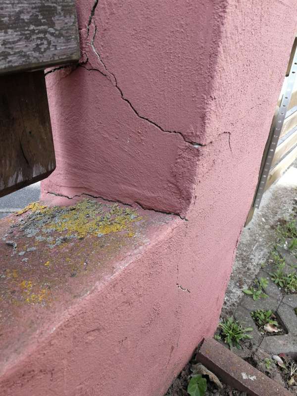 BAU.DE / BAU-Forum: 2. Bild zu Frage "Betonmauer Pfosten Risse: Ursachen, Reparatur & Kosten für Sanierung?" im BAU-Forum "Rund um den Garten" BAU.DE / BAU-Forum: 2. Bild zu Frage "Betonmauer Pfosten Risse: Ursachen, Reparatur & Kosten für Sanierung?" im BAU-Forum "Rund um den Garten"