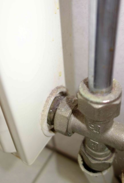 BAU.DE / BAU-Forum: 3. Bild zu Frage "Heizungsabdeckung entfernen, finde das System nirgendwo" im BAU-Forum "Heizung / Warmwasser" BAU.DE / BAU-Forum: 3. Bild zu Frage "Heizungsabdeckung entfernen, finde das System nirgendwo" im BAU-Forum "Heizung / Warmwasser"