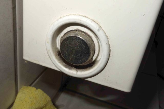 BAU.DE / BAU-Forum: 4. Bild zu Frage "Heizungsabdeckung entfernen, finde das System nirgendwo" im BAU-Forum "Heizung / Warmwasser" BAU.DE / BAU-Forum: 4. Bild zu Frage "Heizungsabdeckung entfernen, finde das System nirgendwo" im BAU-Forum "Heizung / Warmwasser"