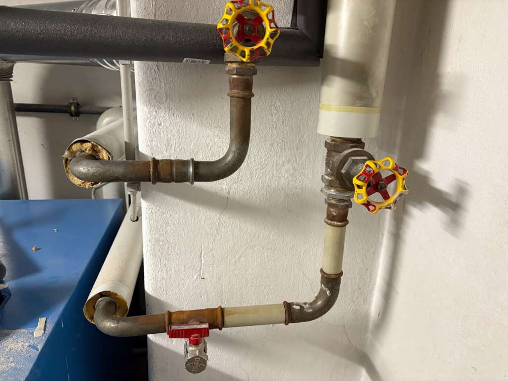 BAU.DE / BAU-Forum: 1. Bild zu Frage "Pressfitting für 32 mm Stahlrohr - Anschluss Fußbodenheizung an bestehende Heizung" im BAU-Forum "Heizung / Warmwasser" BAU.DE / BAU-Forum: 1. Bild zu Frage "Pressfitting für 32 mm Stahlrohr - Anschluss Fußbodenheizung an bestehende Heizung" im BAU-Forum "Heizung / Warmwasser"