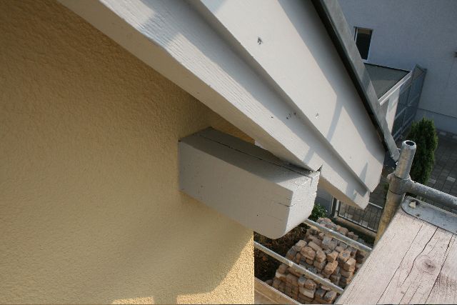 BAU.DE / BAU-Forum: 1. Bild zu Antwort "Pfettenrisse: Feuchtigkeitsprobleme bei Schwemmstein-Fassade" auf die Frage "Dachüberstand sanieren: Risse in Pfettenköpfen – Ursachen, Reparatur & Kosten?" im BAU-Forum "Holzschutz, Holzschäden, Holzsanierung" BAU.DE / BAU-Forum: 1. Bild zu Antwort "Pfettenrisse: Feuchtigkeitsprobleme bei Schwemmstein-Fassade" auf die Frage "Dachüberstand sanieren: Risse in Pfettenköpfen – Ursachen, Reparatur & Kosten?" im BAU-Forum "Holzschutz, Holzschäden, Holzsanierung"