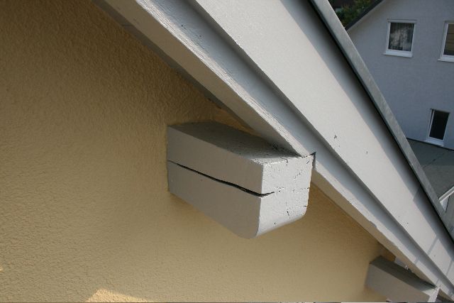 BAU.DE / BAU-Forum: 2. Bild zu Antwort "Pfettenrisse: Feuchtigkeitsprobleme bei Schwemmstein-Fassade" auf die Frage "Dachüberstand sanieren: Risse in Pfettenköpfen – Ursachen, Reparatur & Kosten?" im BAU-Forum "Holzschutz, Holzschäden, Holzsanierung" BAU.DE / BAU-Forum: 2. Bild zu Antwort "Pfettenrisse: Feuchtigkeitsprobleme bei Schwemmstein-Fassade" auf die Frage "Dachüberstand sanieren: Risse in Pfettenköpfen – Ursachen, Reparatur & Kosten?" im BAU-Forum "Holzschutz, Holzschäden, Holzsanierung"