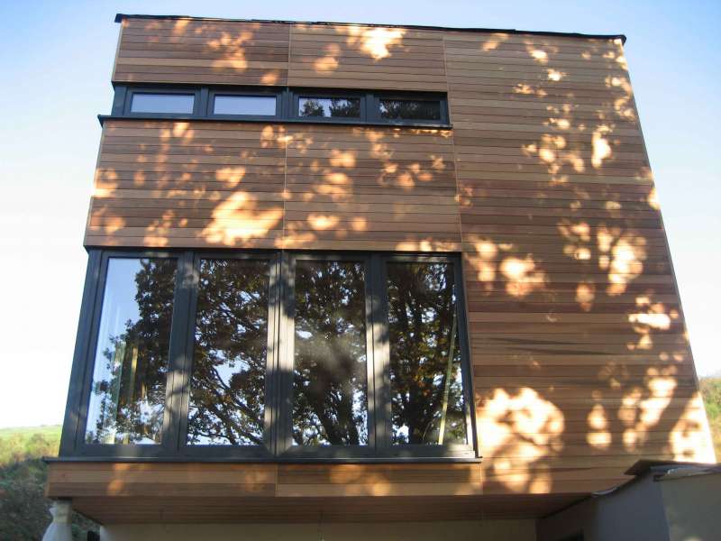 BAU.DE / BAU-Forum: 1. Bild zu Frage "Schwarze Flecken auf Zedernholz-Fassade: Ursachen, Entfernung & Vorbeugung?" im BAU-Forum "Holzschutz, Holzschäden, Holzsanierung" BAU.DE / BAU-Forum: 1. Bild zu Frage "Schwarze Flecken auf Zedernholz-Fassade: Ursachen, Entfernung & Vorbeugung?" im BAU-Forum "Holzschutz, Holzschäden, Holzsanierung"