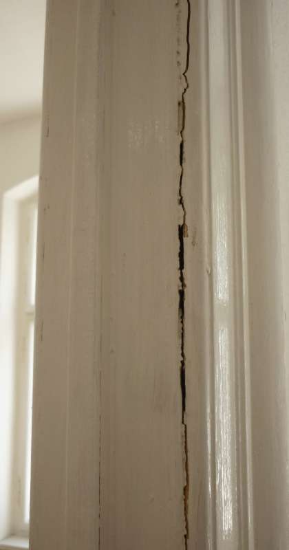 BAU.DE / BAU-Forum: 1. Bild zu Frage "Türzarge im Altbau restaurieren: Spalt reparieren – Anleitung & Tipps" im BAU-Forum "Holzschutz, Holzschäden, Holzsanierung" BAU.DE / BAU-Forum: 1. Bild zu Frage "Türzarge im Altbau restaurieren: Spalt reparieren – Anleitung & Tipps" im BAU-Forum "Holzschutz, Holzschäden, Holzsanierung"