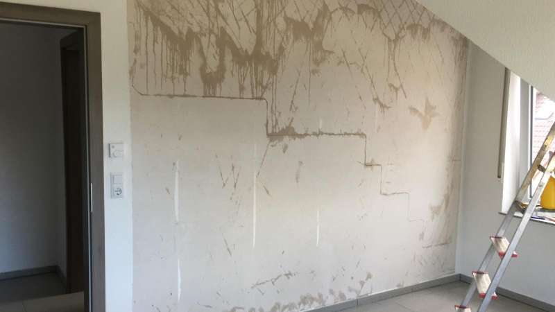 BAU.DE / BAU-Forum: 1. Bild zu Frage "Treppenförmiger Riss in nicht tragender Wand im DG: Ursachen, Reparatur & Risiken?" im BAU-Forum "Innenwände" BAU.DE / BAU-Forum: 1. Bild zu Frage "Treppenförmiger Riss in nicht tragender Wand im DG: Ursachen, Reparatur & Risiken?" im BAU-Forum "Innenwände"