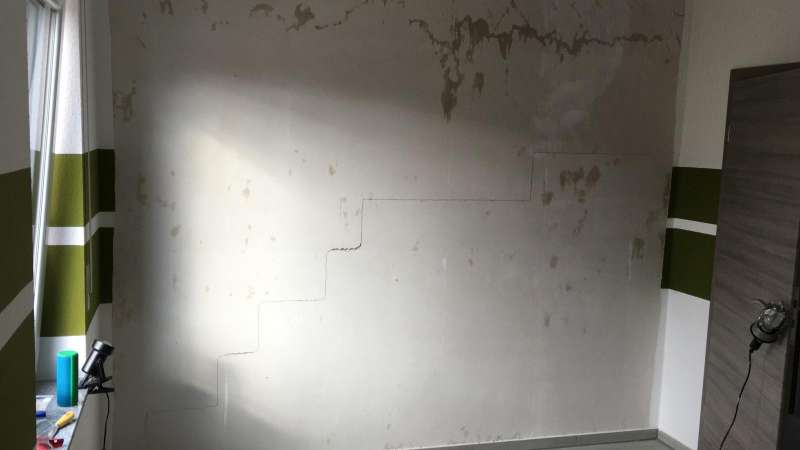 BAU.DE / BAU-Forum: 2. Bild zu Frage "Treppenförmiger Riss in nicht tragender Wand im DG: Ursachen, Reparatur & Risiken?" im BAU-Forum "Innenwände" BAU.DE / BAU-Forum: 2. Bild zu Frage "Treppenförmiger Riss in nicht tragender Wand im DG: Ursachen, Reparatur & Risiken?" im BAU-Forum "Innenwände"