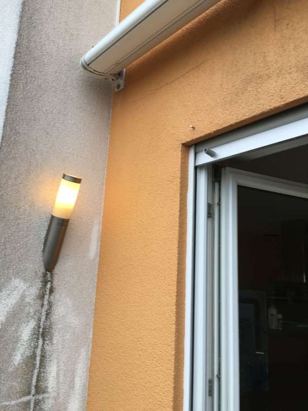 BAU.DE / BAU-Forum: 2. Bild zu Antwort "Waagrechte Risse im Neubau: Eintrittspunkte für Schlagregen" auf die Frage "Feuchte Stellen im Ziegelhaus an Wetterseite: Ursachen, Schimmel & Sanierung?" im BAU-Forum "Innenwände" BAU.DE / BAU-Forum: 2. Bild zu Antwort "Waagrechte Risse im Neubau: Eintrittspunkte für Schlagregen" auf die Frage "Feuchte Stellen im Ziegelhaus an Wetterseite: Ursachen, Schimmel & Sanierung?" im BAU-Forum "Innenwände"