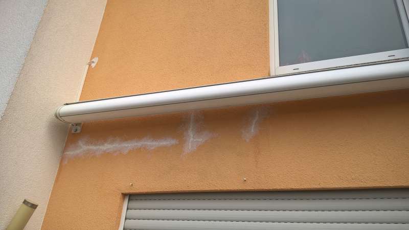 BAU.DE / BAU-Forum: 3. Bild zu Antwort "Waagrechte Risse im Neubau: Eintrittspunkte für Schlagregen" auf die Frage "Feuchte Stellen im Ziegelhaus an Wetterseite: Ursachen, Schimmel & Sanierung?" im BAU-Forum "Innenwände" BAU.DE / BAU-Forum: 3. Bild zu Antwort "Waagrechte Risse im Neubau: Eintrittspunkte für Schlagregen" auf die Frage "Feuchte Stellen im Ziegelhaus an Wetterseite: Ursachen, Schimmel & Sanierung?" im BAU-Forum "Innenwände"