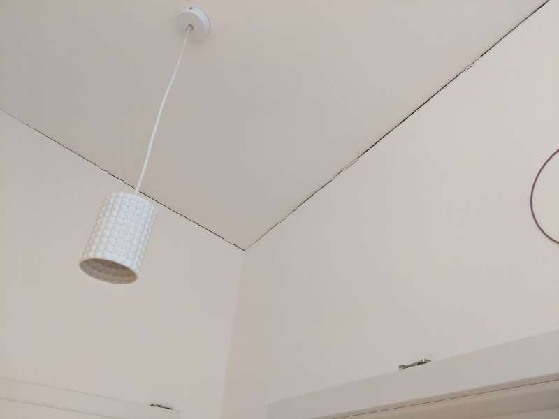 BAU.DE / BAU-Forum: 2. Bild zu Frage "Trockenbau Anschlussfugen: Ursachen, Reparatur & dauerhafte Lösungen für Decke/Wand?" im BAU-Forum "Innenwände" BAU.DE / BAU-Forum: 2. Bild zu Frage "Trockenbau Anschlussfugen: Ursachen, Reparatur & dauerhafte Lösungen für Decke/Wand?" im BAU-Forum "Innenwände"