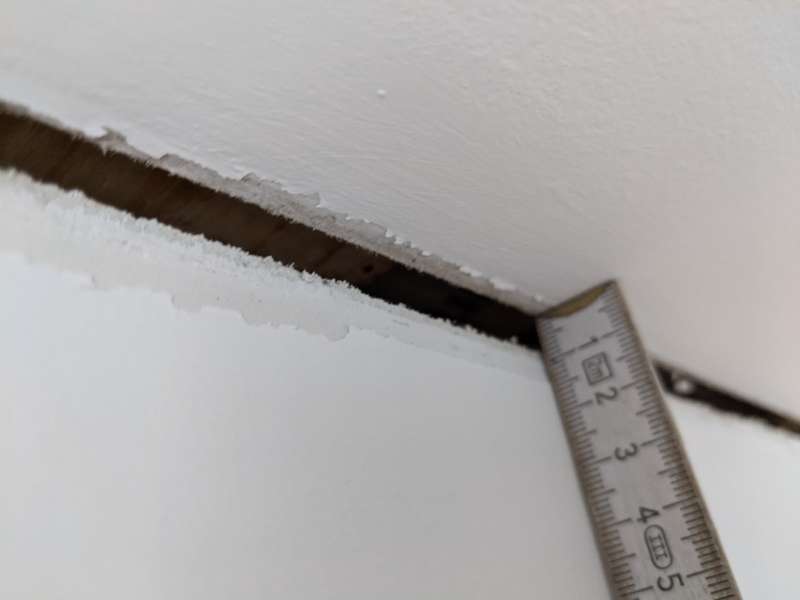 BAU.DE / BAU-Forum: 4. Bild zu Frage "Trockenbau Anschlussfugen: Ursachen, Reparatur & dauerhafte Lösungen für Decke/Wand?" im BAU-Forum "Innenwände" BAU.DE / BAU-Forum: 4. Bild zu Frage "Trockenbau Anschlussfugen: Ursachen, Reparatur & dauerhafte Lösungen für Decke/Wand?" im BAU-Forum "Innenwände"