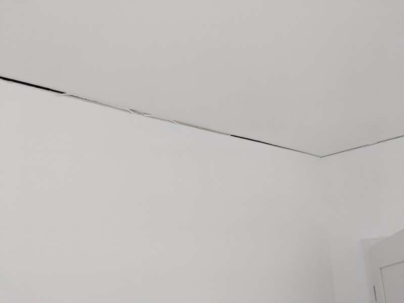 BAU.DE / BAU-Forum: 5. Bild zu Frage "Trockenbau Anschlussfugen: Ursachen, Reparatur & dauerhafte Lösungen für Decke/Wand?" im BAU-Forum "Innenwände" BAU.DE / BAU-Forum: 5. Bild zu Frage "Trockenbau Anschlussfugen: Ursachen, Reparatur & dauerhafte Lösungen für Decke/Wand?" im BAU-Forum "Innenwände"
