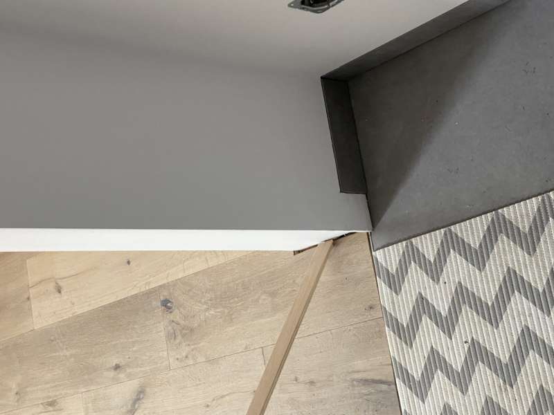 BAU.DE / BAU-Forum: 2. Bild zu Frage "Flächenbündige Sockelleisten an Undercover Zarge: Montageprobleme, Lösungen & Alternativen?" im BAU-Forum "Innenwände" BAU.DE / BAU-Forum: 2. Bild zu Frage "Flächenbündige Sockelleisten an Undercover Zarge: Montageprobleme, Lösungen & Alternativen?" im BAU-Forum "Innenwände"