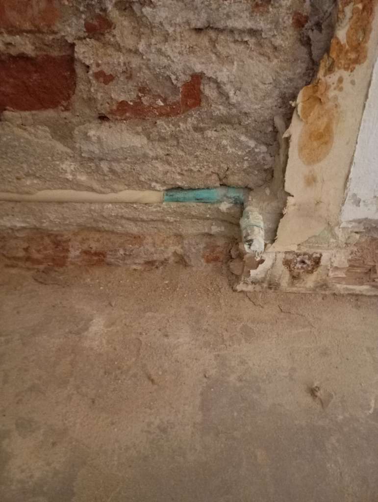 BAU.DE / BAU-Forum: 2. Bild zu Frage "Feuchtigkeit in der Wand: Ursachen finden & Schäden an Rohren erkennen?" im BAU-Forum "Innenwände" BAU.DE / BAU-Forum: 2. Bild zu Frage "Feuchtigkeit in der Wand: Ursachen finden & Schäden an Rohren erkennen?" im BAU-Forum "Innenwände"