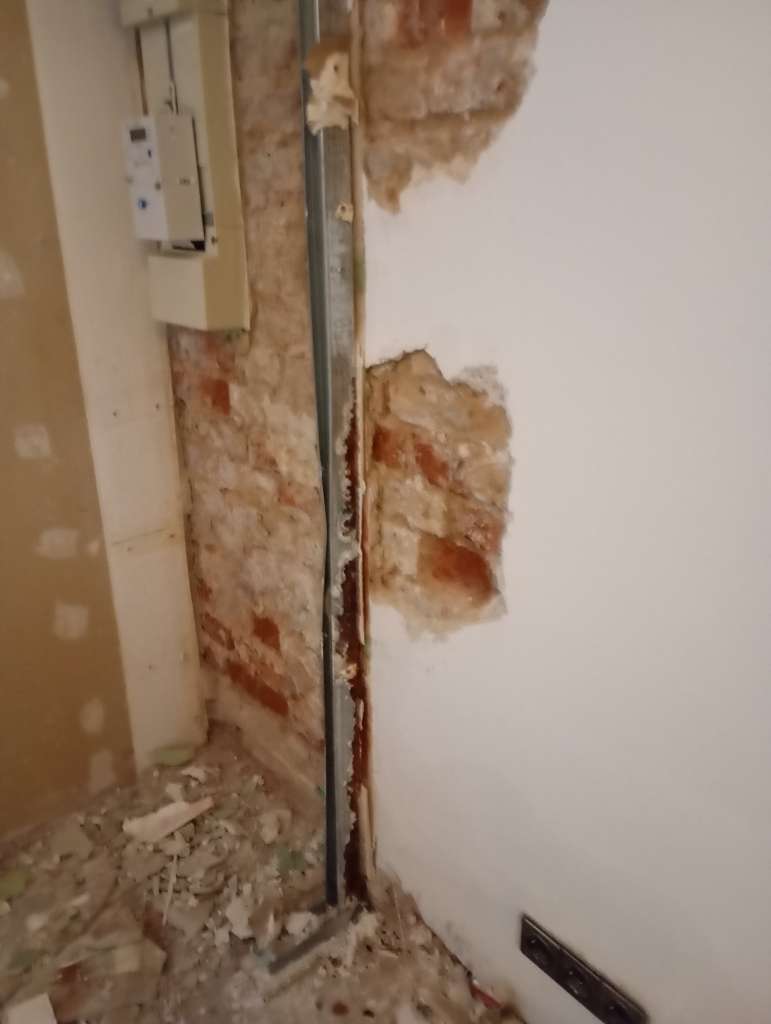 BAU.DE / BAU-Forum: 3. Bild zu Frage "Feuchtigkeit in der Wand: Ursachen finden & Schäden an Rohren erkennen?" im BAU-Forum "Innenwände" BAU.DE / BAU-Forum: 3. Bild zu Frage "Feuchtigkeit in der Wand: Ursachen finden & Schäden an Rohren erkennen?" im BAU-Forum "Innenwände"