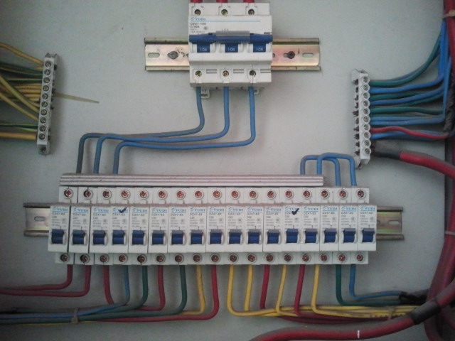 BAU.DE / BAU-Forum: 1. Bild zu Frage "Sicherungen und deren A" im BAU-Forum "Melde- und Sicherheitstechnik, Haussteuerung" BAU.DE / BAU-Forum: 1. Bild zu Frage "Sicherungen und deren A" im BAU-Forum "Melde- und Sicherheitstechnik, Haussteuerung"