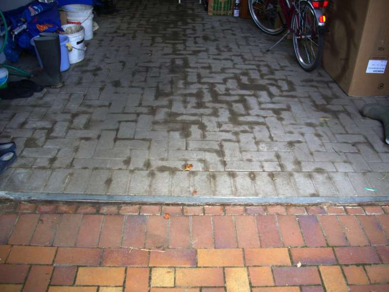 BAU.DE / BAU-Forum: 1. Bild zu Frage "Wasserortung in Garage: Ursachen für Wasserflecken auf Bodenplatte finden (NRW)" im BAU-Forum "Keller" BAU.DE / BAU-Forum: 1. Bild zu Frage "Wasserortung in Garage: Ursachen für Wasserflecken auf Bodenplatte finden (NRW)" im BAU-Forum "Keller"
