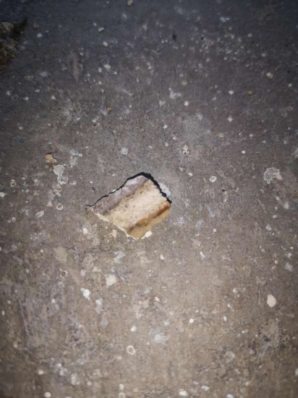 BAU.DE / BAU-Forum: 3. Bild zu Frage "Alte Kellerfenster mit Metallrahmen, welcher Kleber/Dichtung?" im BAU-Forum "Keller" BAU.DE / BAU-Forum: 3. Bild zu Frage "Alte Kellerfenster mit Metallrahmen, welcher Kleber/Dichtung?" im BAU-Forum "Keller"