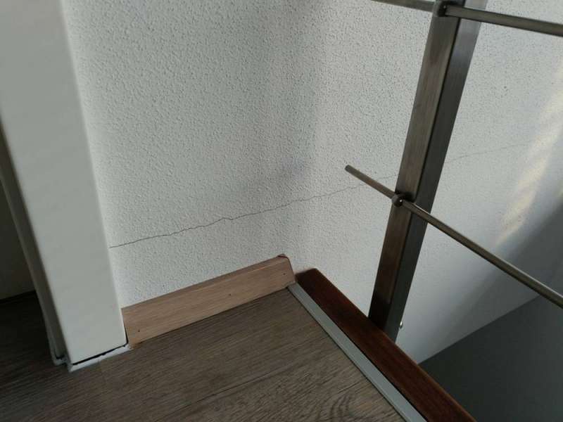 BAU.DE / BAU-Forum: 2. Bild zu Frage "Risse in Wand & Decke: Ursachen, Risiken & Kosten für Gutachter? Baupfusch?" im BAU-Forum "Neubau" BAU.DE / BAU-Forum: 2. Bild zu Frage "Risse in Wand & Decke: Ursachen, Risiken & Kosten für Gutachter? Baupfusch?" im BAU-Forum "Neubau"