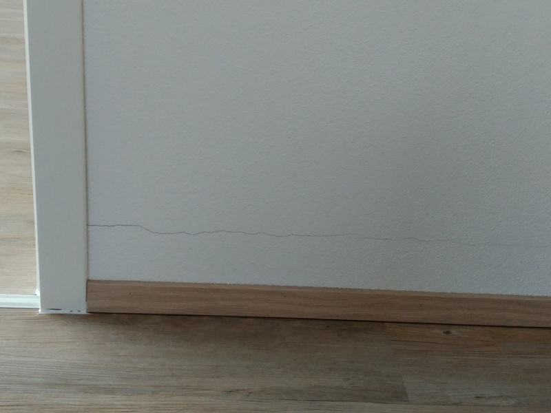 BAU.DE / BAU-Forum: 5. Bild zu Frage "Risse in Wand & Decke: Ursachen, Risiken & Kosten für Gutachter? Baupfusch?" im BAU-Forum "Neubau" BAU.DE / BAU-Forum: 5. Bild zu Frage "Risse in Wand & Decke: Ursachen, Risiken & Kosten für Gutachter? Baupfusch?" im BAU-Forum "Neubau"