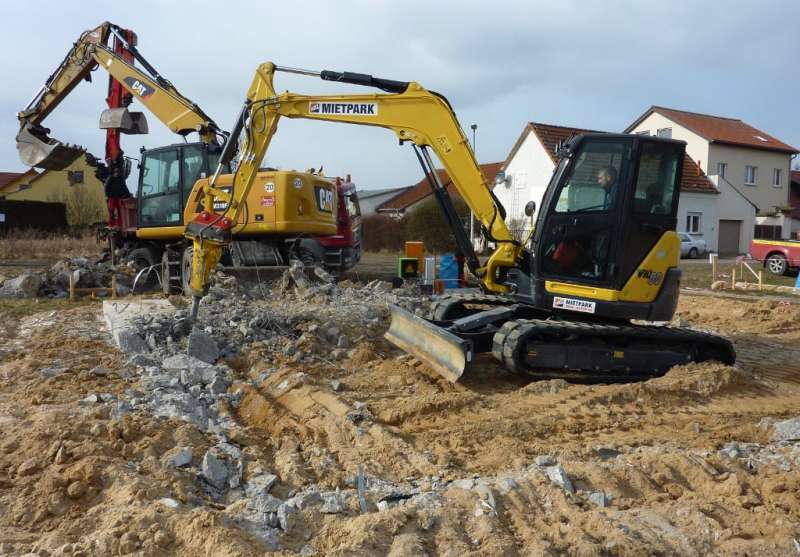 BAU.DE / BAU-Forum: 2. Bild zu Antwort "Bodenplatte: Aktueller Stand – Sanierung in Planung" auf die Frage "Bodenplatte: Bewehrung falsch eingebaut – Ursachen, Risiken & Sanierungskosten?" im BAU-Forum "Neubau" BAU.DE / BAU-Forum: 2. Bild zu Antwort "Bodenplatte: Aktueller Stand – Sanierung in Planung" auf die Frage "Bodenplatte: Bewehrung falsch eingebaut – Ursachen, Risiken & Sanierungskosten?" im BAU-Forum "Neubau"