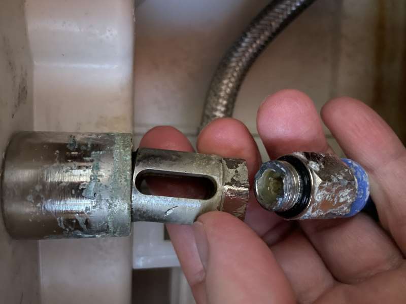 BAU.DE / BAU-Forum: 2. Bild zu Frage "Schlauchanschluss vom Dusch-WC" im BAU-Forum "Sanitär, Bad, Dusche, WC" BAU.DE / BAU-Forum: 2. Bild zu Frage "Schlauchanschluss vom Dusch-WC" im BAU-Forum "Sanitär, Bad, Dusche, WC"