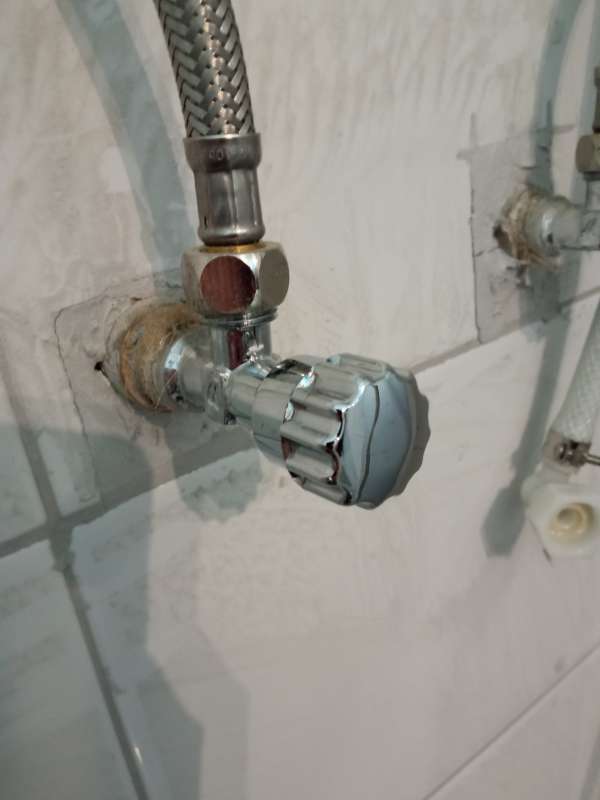 BAU.DE / BAU-Forum: 1. Bild zu Frage "Dusche ist undicht" im BAU-Forum "Sanitär, Bad, Dusche, WC" BAU.DE / BAU-Forum: 1. Bild zu Frage "Dusche ist undicht" im BAU-Forum "Sanitär, Bad, Dusche, WC"