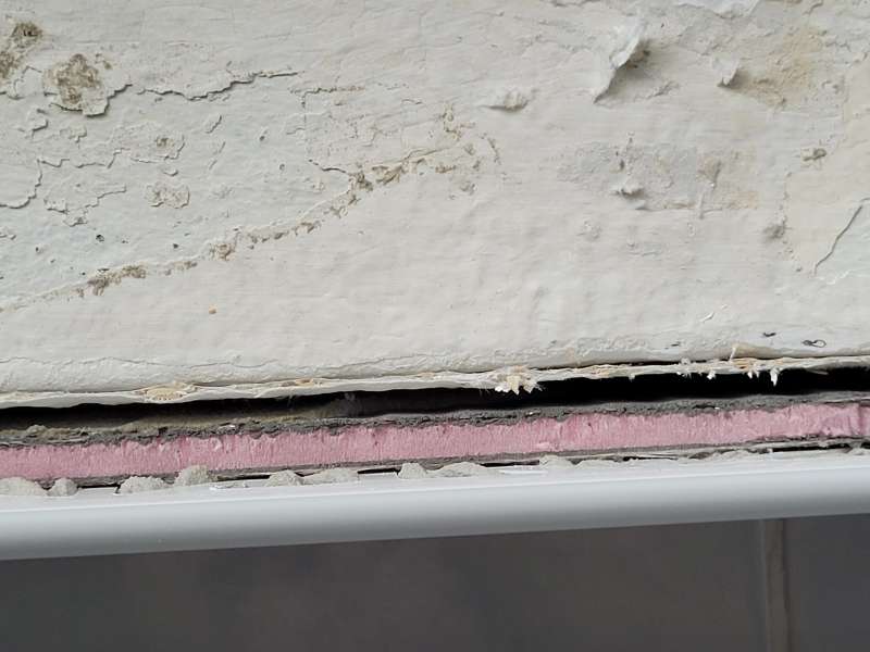 BAU.DE / BAU-Forum: 3. Bild zu Frage "Schimmel unter Fliesen - kann mir jemand eine Einschätzung geben?" im BAU-Forum "Sanitär, Bad, Dusche, WC" BAU.DE / BAU-Forum: 3. Bild zu Frage "Schimmel unter Fliesen - kann mir jemand eine Einschätzung geben?" im BAU-Forum "Sanitär, Bad, Dusche, WC"