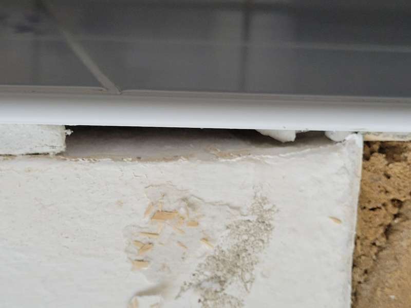 BAU.DE / BAU-Forum: 4. Bild zu Frage "Schimmel unter Fliesen - kann mir jemand eine Einschätzung geben?" im BAU-Forum "Sanitär, Bad, Dusche, WC" BAU.DE / BAU-Forum: 4. Bild zu Frage "Schimmel unter Fliesen - kann mir jemand eine Einschätzung geben?" im BAU-Forum "Sanitär, Bad, Dusche, WC"