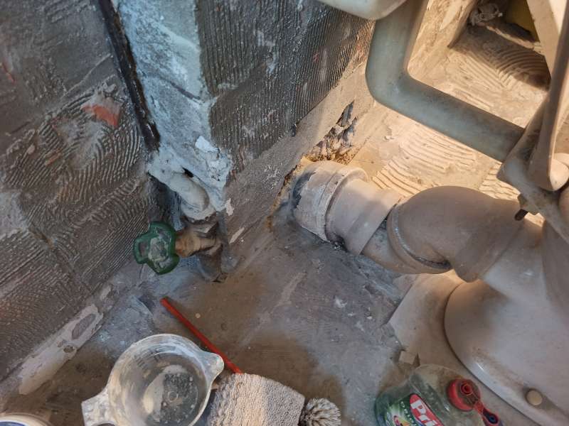 BAU.DE / BAU-Forum: 1. Bild zu Frage "Rohrverbindung altes Gussrohr WC Abfluss" im BAU-Forum "Sanitär, Bad, Dusche, WC" BAU.DE / BAU-Forum: 1. Bild zu Frage "Rohrverbindung altes Gussrohr WC Abfluss" im BAU-Forum "Sanitär, Bad, Dusche, WC"