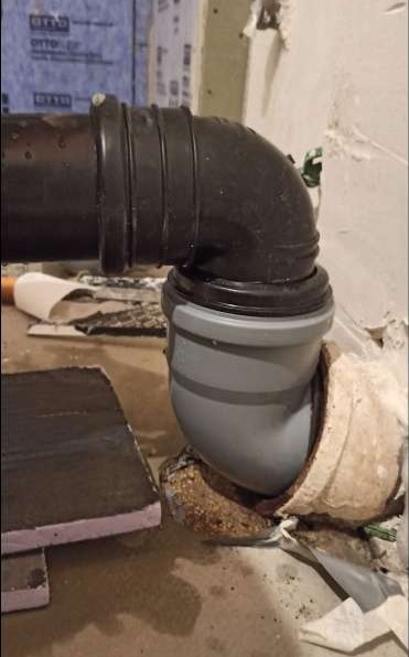 BAU.DE / BAU-Forum: 1. Bild zu Antwort "Neuer Stand" auf die Frage "Rohrverbindung altes Gussrohr WC Abfluss" im BAU-Forum "Sanitär, Bad, Dusche, WC" BAU.DE / BAU-Forum: 1. Bild zu Antwort "Neuer Stand" auf die Frage "Rohrverbindung altes Gussrohr WC Abfluss" im BAU-Forum "Sanitär, Bad, Dusche, WC"