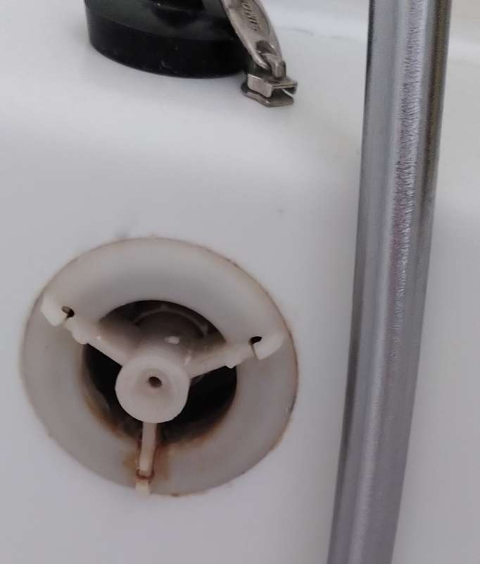 BAU.DE / BAU-Forum: 1. Bild zu Frage "Abdeckung Überlauf Badewanne" im BAU-Forum "Sanitär, Bad, Dusche, WC" BAU.DE / BAU-Forum: 1. Bild zu Frage "Abdeckung Überlauf Badewanne" im BAU-Forum "Sanitär, Bad, Dusche, WC"