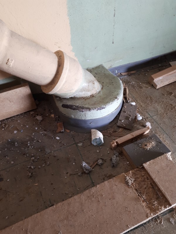 BAU.DE / BAU-Forum: 1. Bild zu Frage "Gussrohr seltsamer Anschluss am Kellerboden" im BAU-Forum "Sanitär, Bad, Dusche, WC" BAU.DE / BAU-Forum: 1. Bild zu Frage "Gussrohr seltsamer Anschluss am Kellerboden" im BAU-Forum "Sanitär, Bad, Dusche, WC"