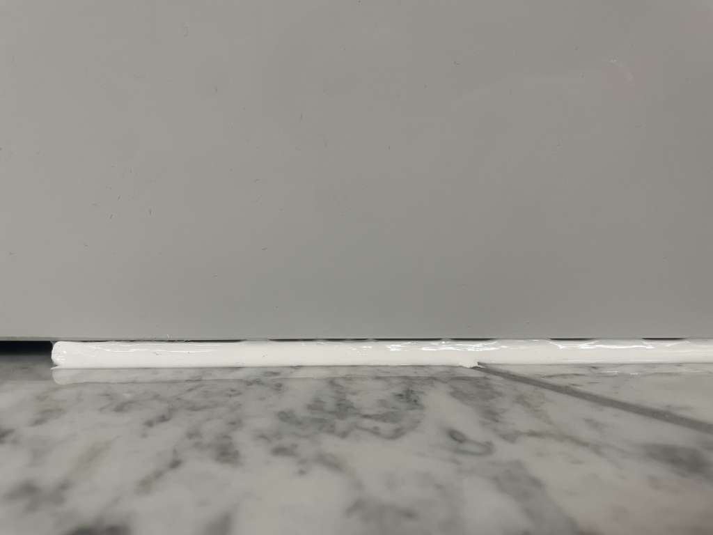 BAU.DE / BAU-Forum: 1. Bild zu Frage "Badewanne zum Boden hin nicht komplett silikonieren für Wasserauslauf?!" im BAU-Forum "Sanitär, Bad, Dusche, WC" BAU.DE / BAU-Forum: 1. Bild zu Frage "Badewanne zum Boden hin nicht komplett silikonieren für Wasserauslauf?!" im BAU-Forum "Sanitär, Bad, Dusche, WC"