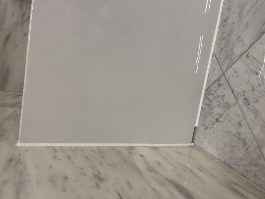 BAU.DE / BAU-Forum: 2. Bild zu Frage "Badewanne zum Boden hin nicht komplett silikonieren für Wasserauslauf?!" im BAU-Forum "Sanitär, Bad, Dusche, WC" BAU.DE / BAU-Forum: 2. Bild zu Frage "Badewanne zum Boden hin nicht komplett silikonieren für Wasserauslauf?!" im BAU-Forum "Sanitär, Bad, Dusche, WC"