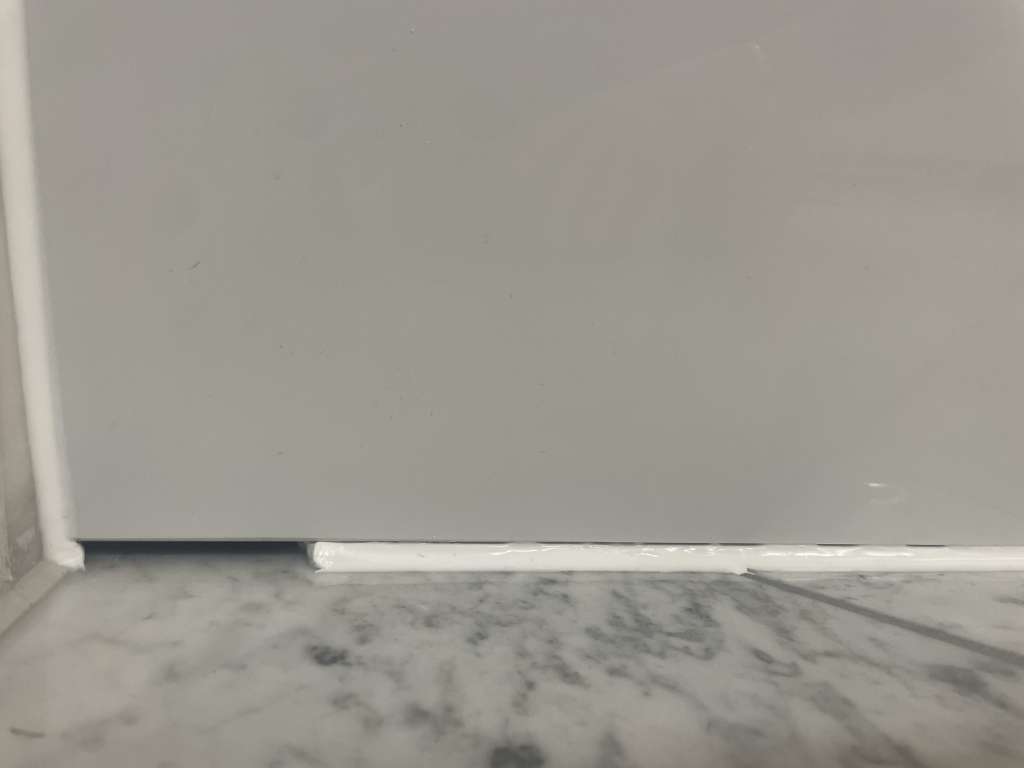 BAU.DE / BAU-Forum: 3. Bild zu Frage "Badewanne zum Boden hin nicht komplett silikonieren für Wasserauslauf?!" im BAU-Forum "Sanitär, Bad, Dusche, WC" BAU.DE / BAU-Forum: 3. Bild zu Frage "Badewanne zum Boden hin nicht komplett silikonieren für Wasserauslauf?!" im BAU-Forum "Sanitär, Bad, Dusche, WC"