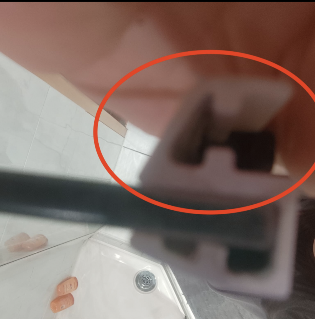 BAU.DE / BAU-Forum: 1. Bild zu Antwort "vertikale Dichtung Duschtür zum Einstecken" auf die Frage "Vertikale Dichtung Duschtür" im BAU-Forum "Sanitär, Bad, Dusche, WC" BAU.DE / BAU-Forum: 1. Bild zu Antwort "vertikale Dichtung Duschtür zum Einstecken" auf die Frage "Vertikale Dichtung Duschtür" im BAU-Forum "Sanitär, Bad, Dusche, WC"