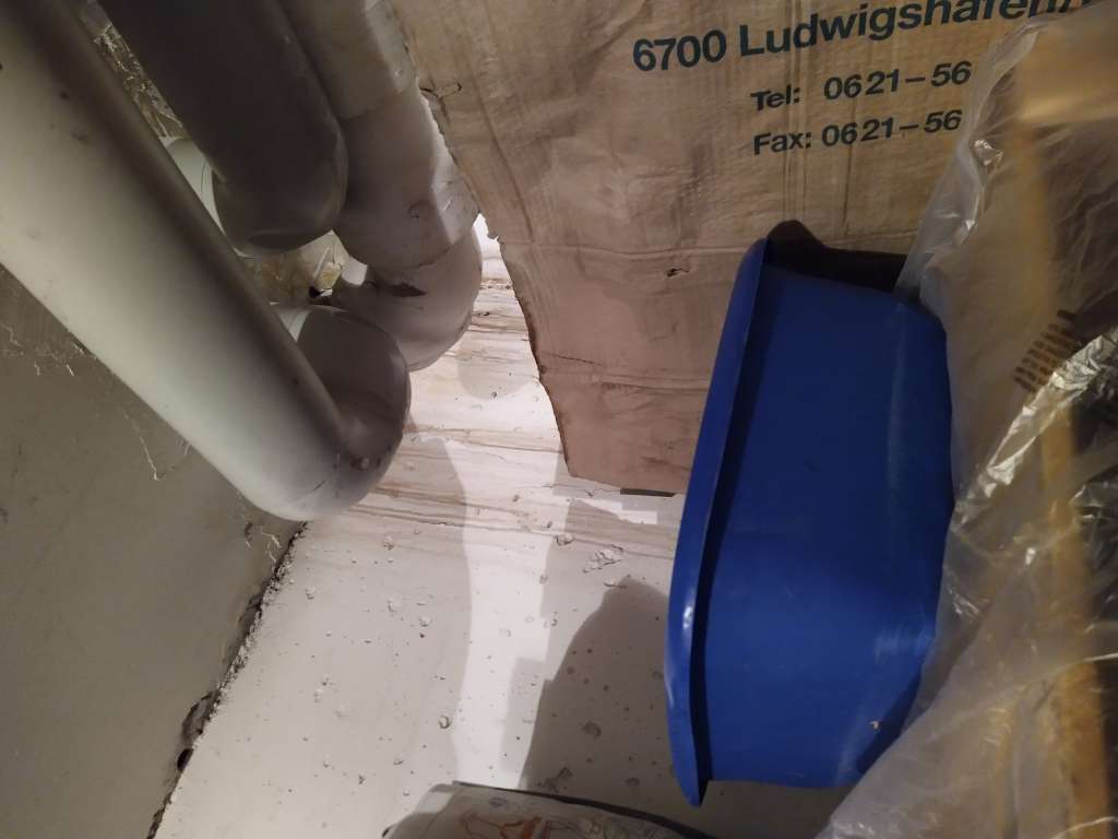 BAU.DE / BAU-Forum: 1. Bild zu Frage "Undichtes Abwasserrohr im Keller – Lösungen nach Rohrreinigungsschaden" im BAU-Forum "Sanitär, Bad, Dusche, WC" BAU.DE / BAU-Forum: 1. Bild zu Frage "Undichtes Abwasserrohr im Keller – Lösungen nach Rohrreinigungsschaden" im BAU-Forum "Sanitär, Bad, Dusche, WC"