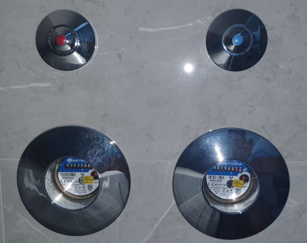 BAU.DE / BAU-Forum: 1. Bild zu Frage "Identifikation von Sanitärarmaturen: Rote und blaue Knöpfe an Wasseranschlüssen" im BAU-Forum "Sanitär, Bad, Dusche, WC" BAU.DE / BAU-Forum: 1. Bild zu Frage "Identifikation von Sanitärarmaturen: Rote und blaue Knöpfe an Wasseranschlüssen" im BAU-Forum "Sanitär, Bad, Dusche, WC"