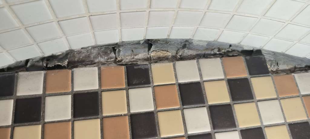 BAU.DE / BAU-Forum: 2. Bild zu Frage "Abdichtung Mosaikfliesen Schneckendusche reparieren" im BAU-Forum "Sanitär, Bad, Dusche, WC" BAU.DE / BAU-Forum: 2. Bild zu Frage "Abdichtung Mosaikfliesen Schneckendusche reparieren" im BAU-Forum "Sanitär, Bad, Dusche, WC"