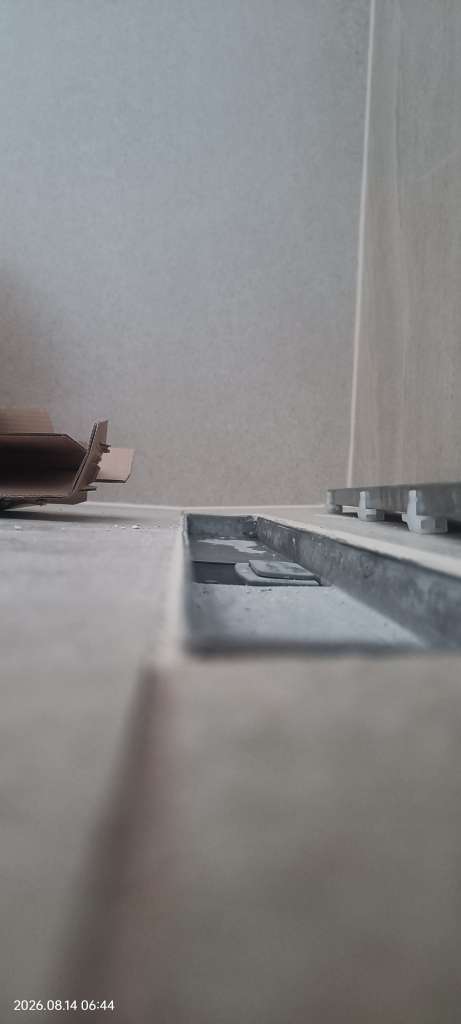 BAU.DE / BAU-Forum: 1. Bild zu Frage "Duschablauf Höhenversatz 2 mm: Welche Norm gilt für Fliesenübergang?" im BAU-Forum "Sanitär, Bad, Dusche, WC" BAU.DE / BAU-Forum: 1. Bild zu Frage "Duschablauf Höhenversatz 2 mm: Welche Norm gilt für Fliesenübergang?" im BAU-Forum "Sanitär, Bad, Dusche, WC"