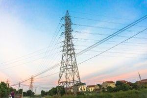 Netzinfrastruktur im Strombereich umfasst die physischen Komponenten des Stromnetzes wie Übertragungs- und Verteilungsleitungen, Transformatoren, Schaltanlagen und andere Einrichtungen, die zur Übertragung und Verteilung von elektrischer Energie benötigt werden. Netzinfrastruktur im Strombereich umfasst die physischen Komponenten des Stromnetzes wie Übertragungs- und Verteilungsleitungen, Transformatoren, Schaltanlagen und andere Einrichtungen, die zur Übertragung und Verteilung von elektrischer Energie benötigt werden.