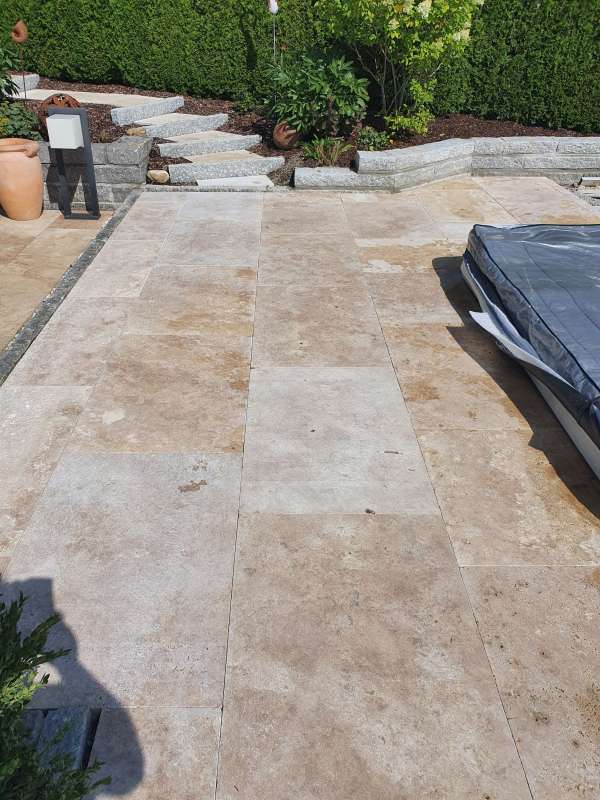 Bild: Schwimmbadumrandung in Steinfliesen - Bild 2