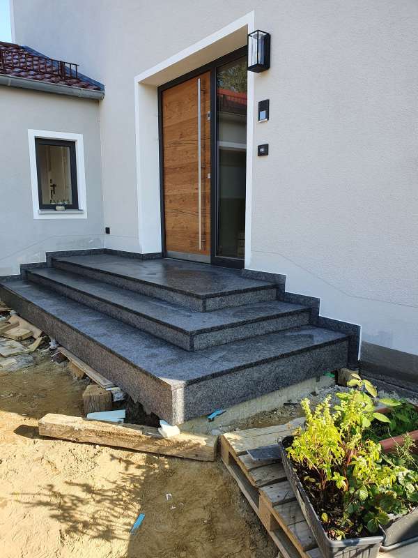 Bild: Eingangstreppe in Stein