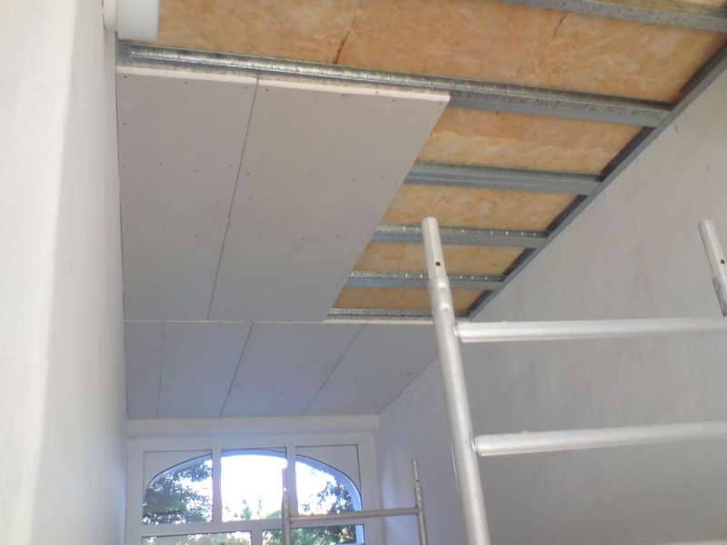 Bild: Trockenbau - Einzug einer Decke zur Wärmeisolierung